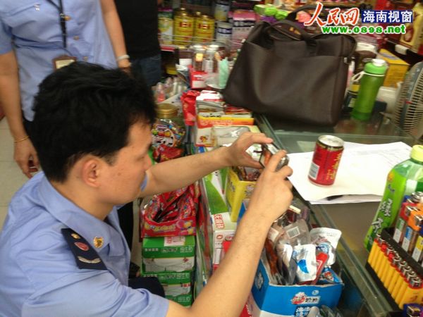 51岁女嘉宾牵手小17岁帅哥图片