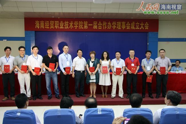 4名女子景区脱衣图片