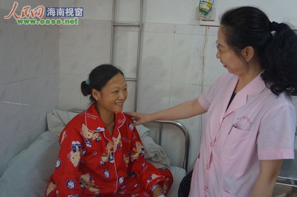 阿桑奇前女友移情斯诺登图片