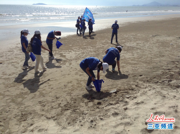 三亚蓝丝带志愿者沙滩捡垃圾 号召保护海洋