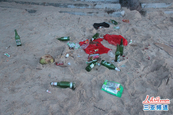 海滩上遗留的垃圾