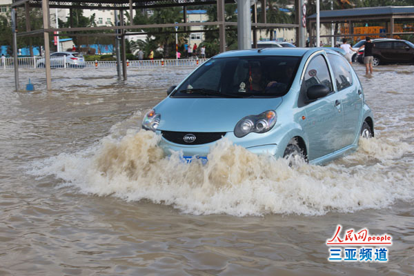 视频: 海燕 已走 三亚部分路面仍是 河面