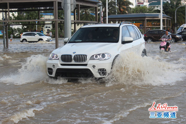 视频: 海燕 已走 三亚部分路面仍是 河面