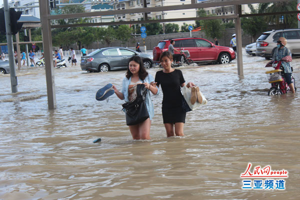 视频: 海燕 已走 三亚部分路面仍是 河面