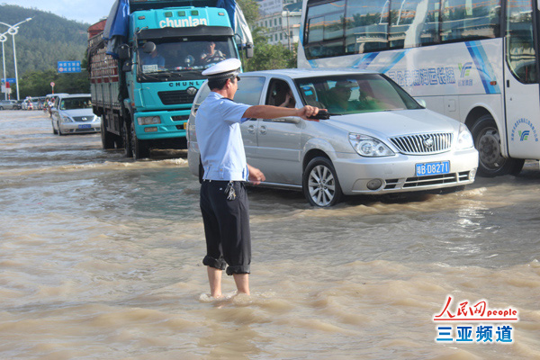 视频: 海燕 已走 三亚部分路面仍是 河面