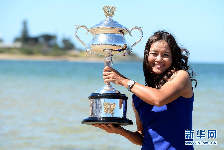 李娜携澳网冠军奖杯海滩拍写真 蓝色短裙显优