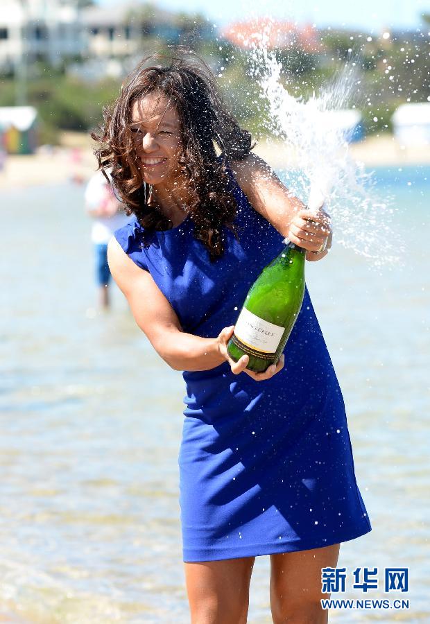 李娜携澳网冠军奖杯海滩拍写真 蓝色短裙显优