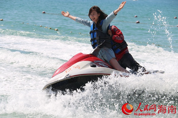 三亚大东海节日烈日当空 游人海滩享受阳光