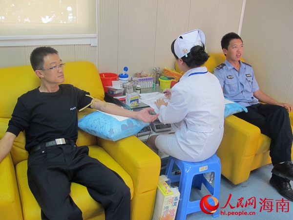 三亚: 车祸 致伤者失血过多 民警自发 献血 救助--