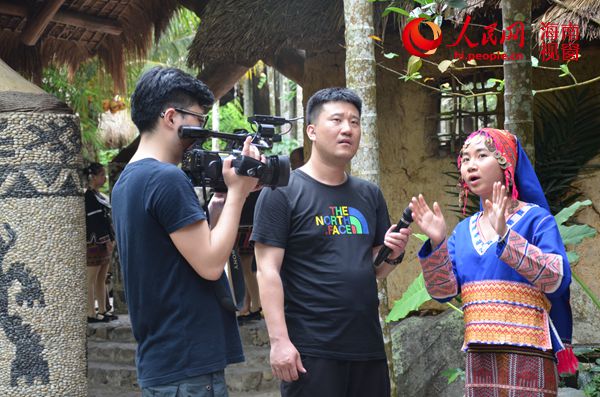成都电视台慕名到槟榔谷拍摄黎族文化专题片