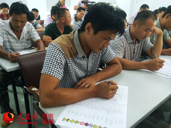 视频:海南农民专场摩托驾照考试一小时拿证
