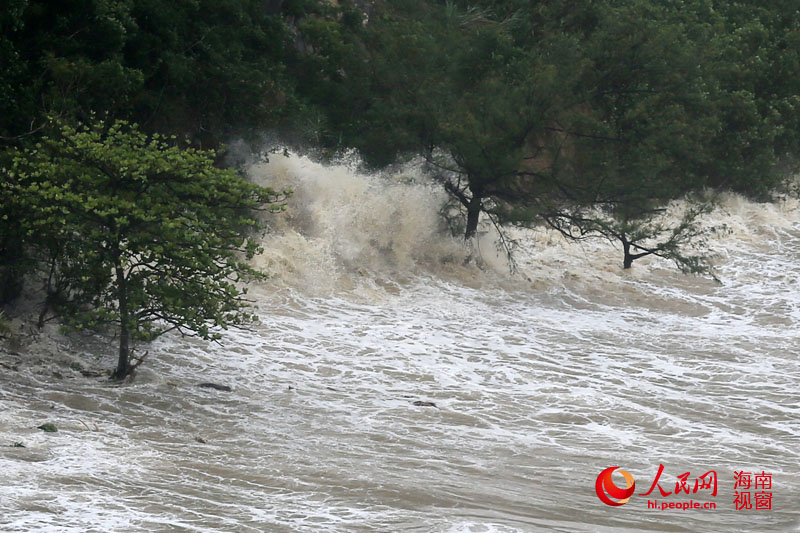 “海鷗”過境，海面驚濤駭浪