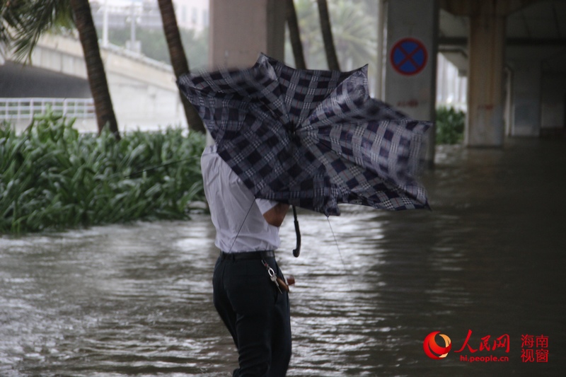 台風"海鷗"攜天文潮肆虐海口
