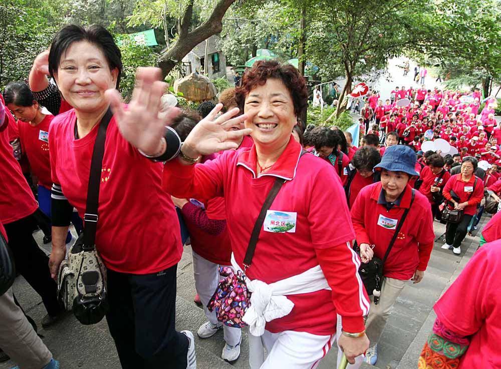 民俗之一登高    重陽節首先有登高的習俗，金秋九月，天高氣爽，這個季節登高遠望可達到心曠神怡、健身祛病的目的。 