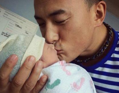 何潔順利誕下兒子