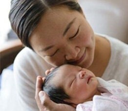 阿雅宣布誕下一女