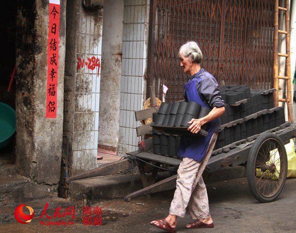 视频:椰城七旬勤劳阿婆每日赤脚板车拉煤