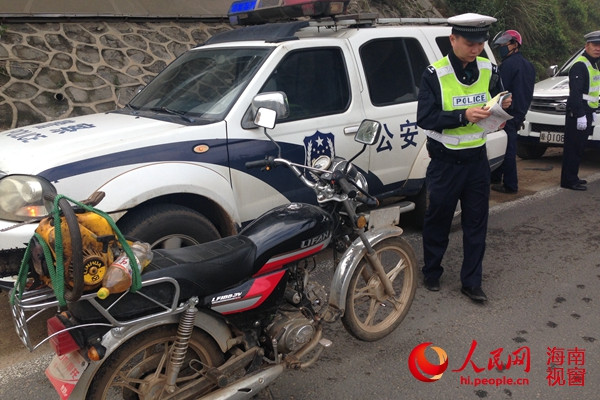 查处低速摩托车
海南开展高速通行大整治 重点处罚违规货车
近期来,群众对海南环岛高速西线段货车长时间占用快车道、货车遗洒载运物、电动车摩托车上高速逆行等交通违法行为乱象反映强烈,多家媒体报道。省领导、省公安厅领导对此十分关注,迅速作出批示,要求高速公路沿线公安交警部门立即采取措施,开展高速公路通行秩序整治。为此,省交警总队决定从1月9日至3月15日春运结束开展高速公路文通秩序大整治。1月15日,交警总队组织集中统一行动,并邀请新闻媒体随警报道,曝光突出违法行为。
记者在各个检查点发现,被交警被拦下的货车,除了有严重超载、超限、沿途遗洒载运物(沙子和石头)的违法行为外,大部分车辆也不按规定安放保险杠和喷涂车厢尾部放大号。对于这些违法行为,执法人员都将根据相关法律法规逐一地进行处罚。