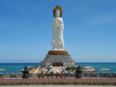 南山(图片来源网络)
三亚公布景区游客承载量:南山最多6万人/天
近日,国家旅游局发布行业标准《景区最大承载量核定导则》(以下简称《导则》),将于2015年4月1日起实施。
《导则》对景区出现大客流的预警做了规范要求。景区内旅游者数量达到最大承载量80%时,应向社会公告并同时向当地政府报告,并在当地政府指挥、指导、协助下,配合景区主管部门和旅游行政主管部门启动应急预案。同时,景区自身要立即停止售票,并对外发布提示。