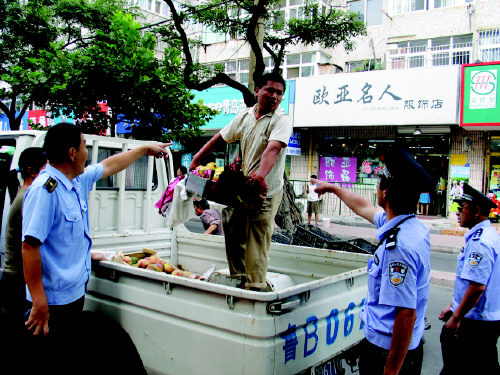 网络图片
海口城管遭暴力抗法全调查:一年遭遇近百次
1月9日晚,人民网海南视窗独家首发新闻《海口违规经营摊主滚油泼城管致一人伤被拘留》,报道了海口市秀英区城管局执法队员在丘海大道水头村路段执法过程中遭遇暴力抗法,一名执法队员被油炸食品摊主用炸食品的油烫伤头面部,暴力抗法者被行政拘留。
连日来,这起城管队员被“热油泼脸”的抗法事件引起社会各界和全国网民的极大关注,海口市各级领导十分关注执法队员伤情。与此同时,人民网海南视窗记者通过对海口市城管队员执法环境的深入调查了解,发现名声“赫赫在外”城管队员,实际并不是强势群体,他们在执法工作中围困、打伤屡见不鲜。根据记者调查统计,在刚刚过去的2014年里,海口市琼山区、美兰区、龙华区、秀英区四个区的城管局,共计遭遇暴力抗法93次。