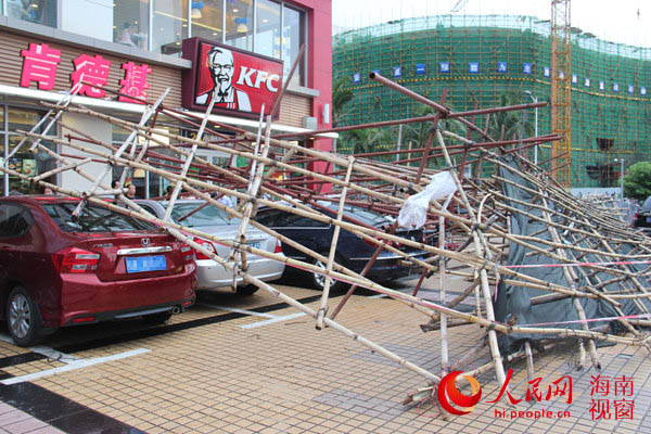 海口京华城一脚手架倒塌 砸20车无人伤亡