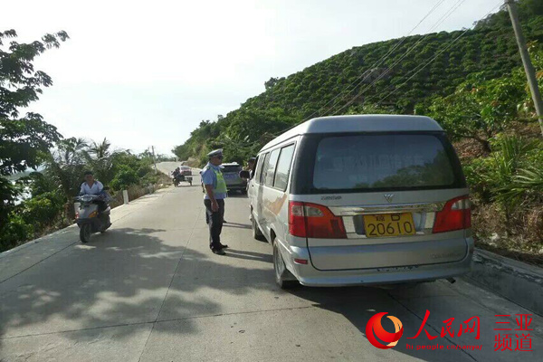 三亚:私家车当校车超载使用 交警截停盘查