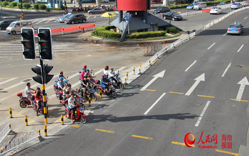 海口3处电动<em>车红</em>绿灯启用 首日平稳市民点赞-