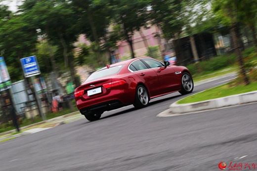 欲拒还迎的英伦绅士 人民网试驾捷豹XE--人民