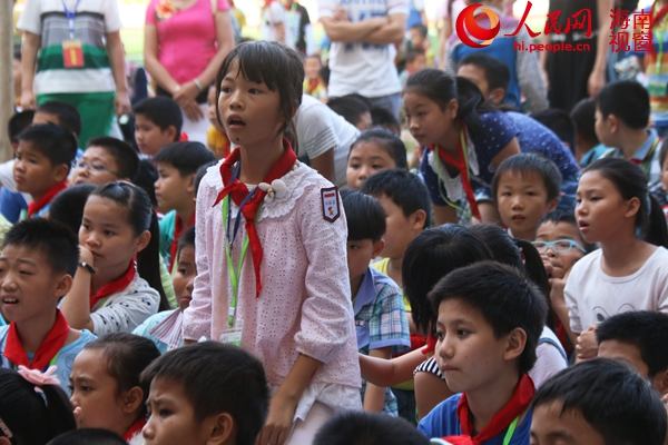 “心手相牵 托起爱的明天”文艺汇演吸引了月川小学生们观看