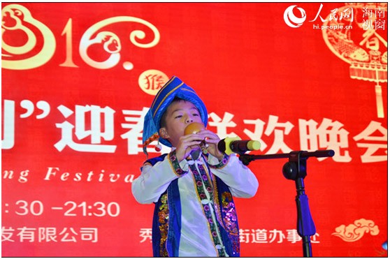 小业主现场表演葫芦丝演奏《湖边的孔雀》-五湖四海齐相聚 紫园业