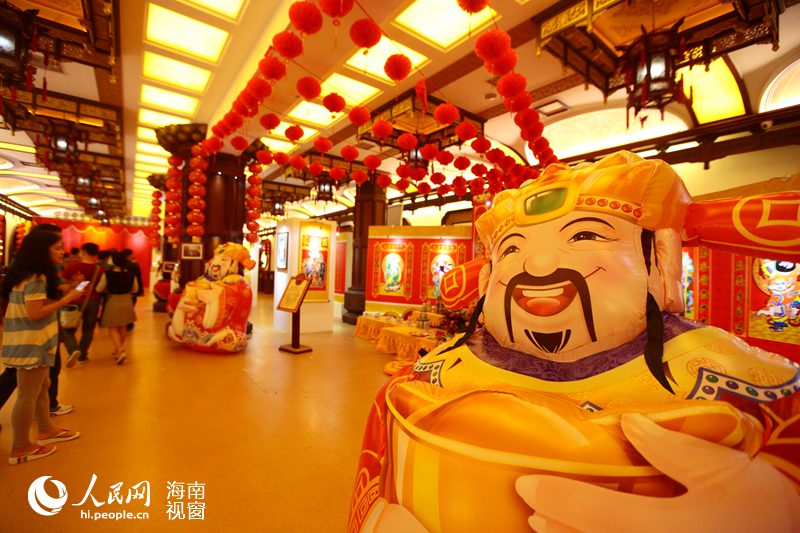 初五迎财神 数万游客挤爆南山龙五爷财神殿