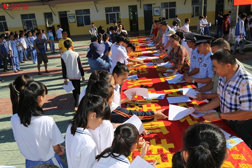 人口学校活动_爱心棉衣 情暖铁路沿线 民工子弟家(2)