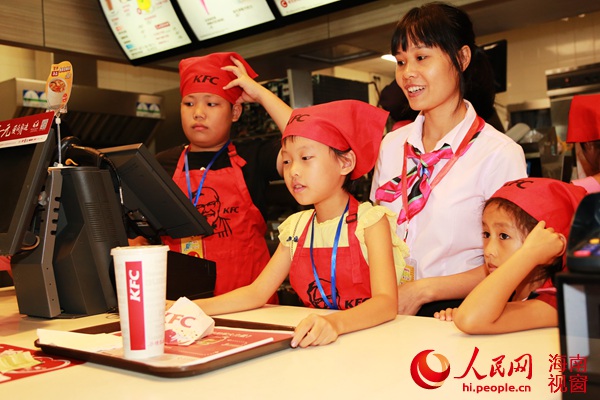 三亚公益夏令营开启孩子职业初体验