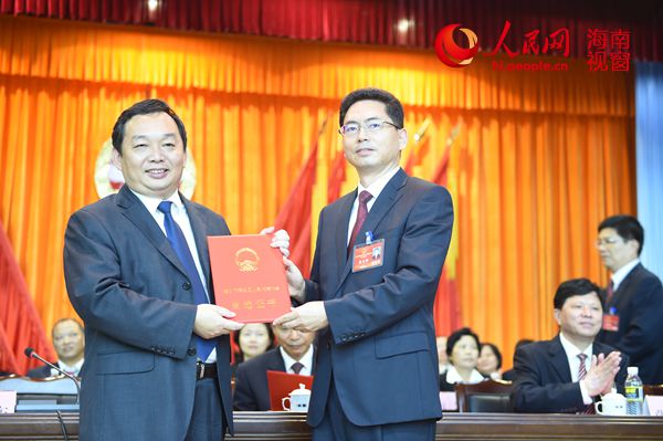 美兰区七届人大一次会议闭幕冯琳当选区长