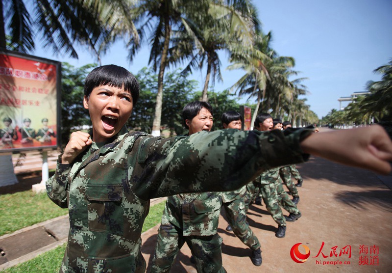 女兵李虹佳正在进行擒敌训练。雷辙摄