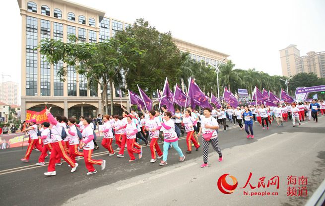 众多长跑爱好者参加马拉松跑