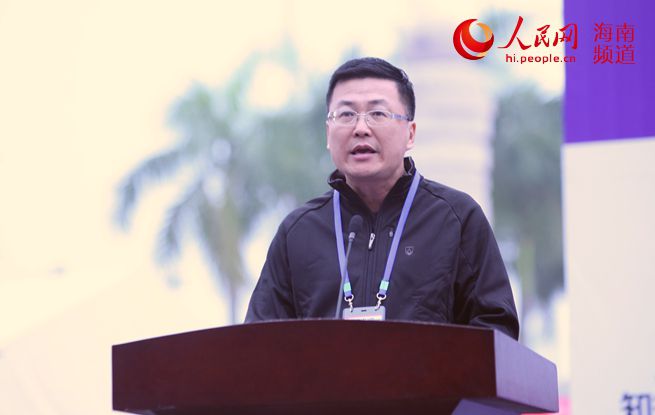 儋州市副市长吴波主持起跑仪式