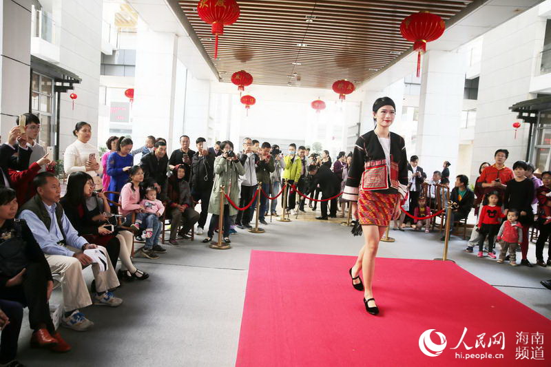 大年初一，市民游客在海南省博物館欣賞黎族服飾秀，新年感受傳統文化