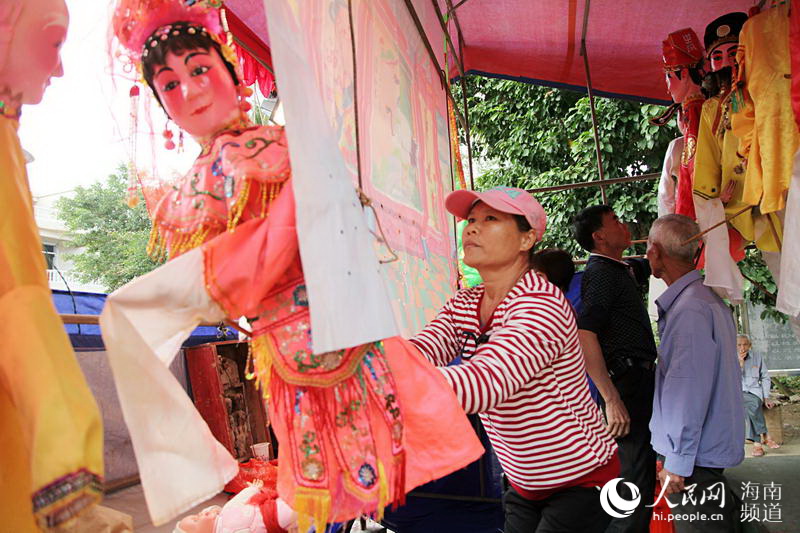 民間藝人表演海南傳統木偶戲