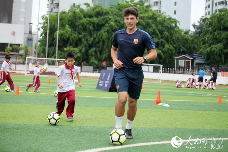 巴萨足球学校进海口校园 学生感受足球魅力