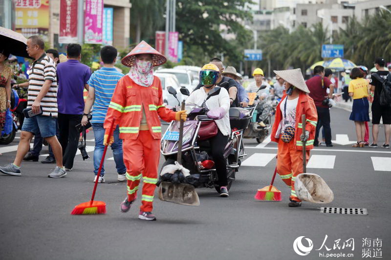 聚焦海南高考:烈日下多行业人员保障高考--人民