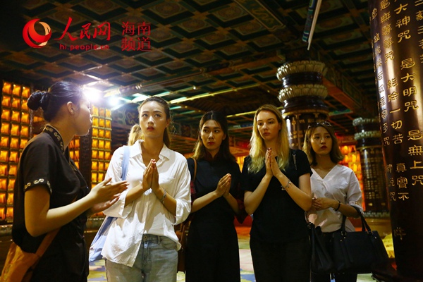 6月13日，模特海南游記在三亞南山景區深度體驗佛教文化。