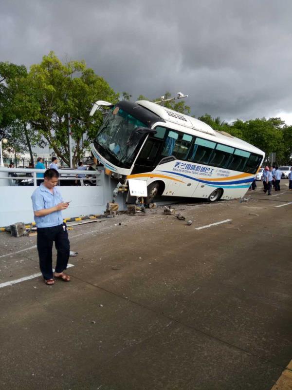 海口美兰机场巴士撞上桥头护栏 7名旅客受伤-