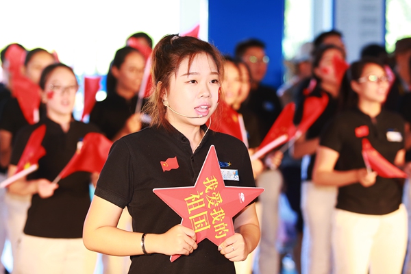 喜迎祖国68岁华诞 蜈支洲岛游客齐声歌唱祖国