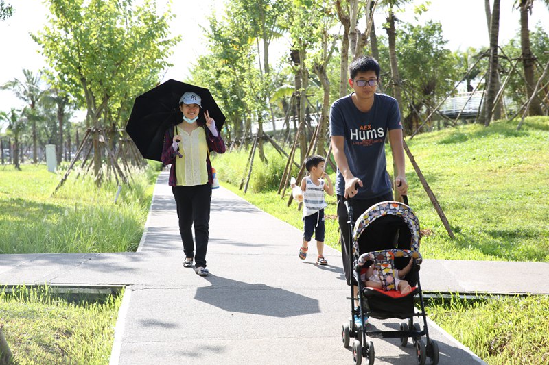 市民帶孩子去美舍河濕地公園散步 