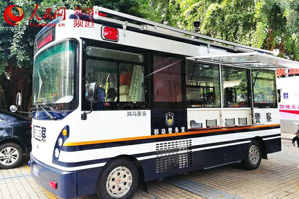 海口公安交警支隊在明珠廣場設置便民流動服務車