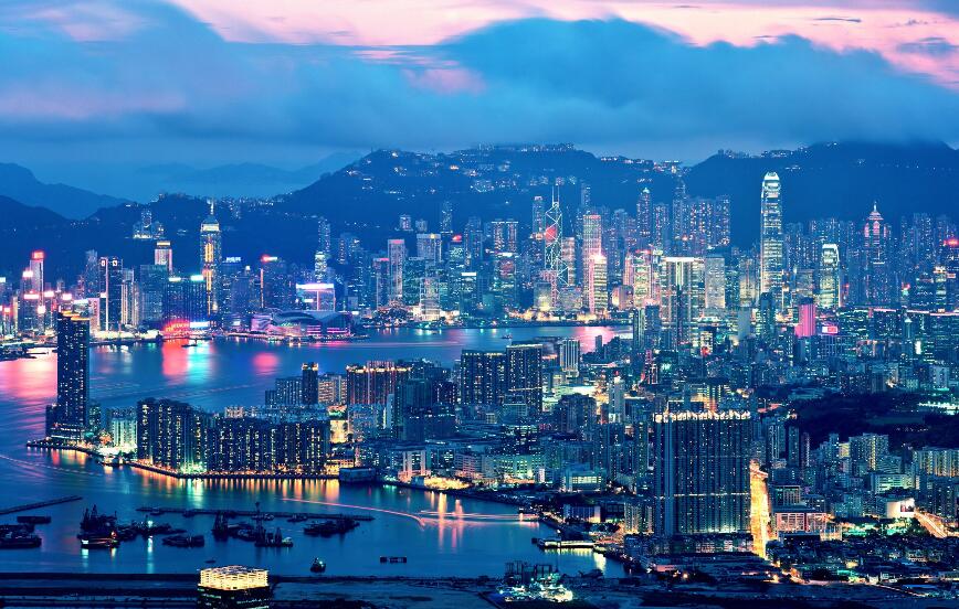 第十五屆世界海南鄉團聯誼大會舉辦地——香港香港是全球第三大金融中心，重要的國際金融、貿易和航運中心，與紐約、倫敦並稱為“紐倫港”，是全球最自由經濟體和最具競爭力城市之一，在世界享有極高聲譽，被GaWC評為世界一線城市。香港有“東方之珠”、“美食天堂”和“購物天堂”等美譽。