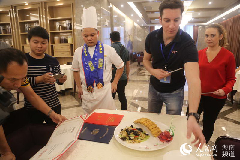 中外媒体探访万宁厨房 偷师 亚洲名厨拿手菜--