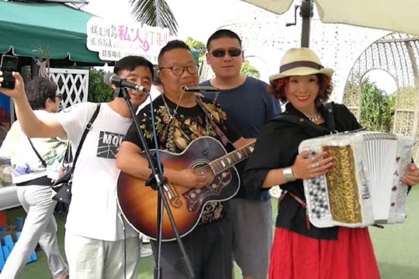 伊人依旧音乐组合进驻蜈支洲岛弹唱 梦想让生