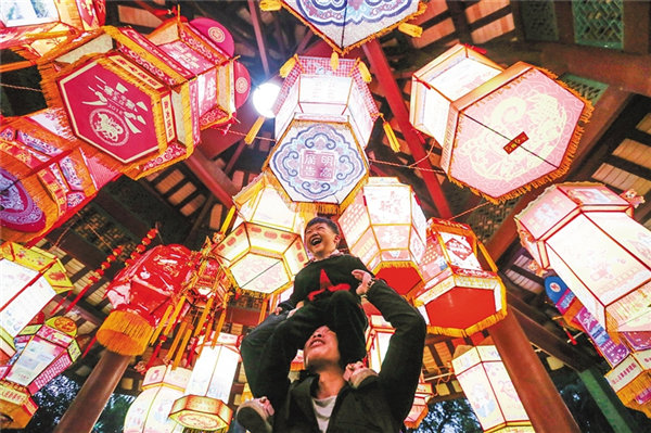 图片新闻:海口府城三角公园传统花灯展亮灯